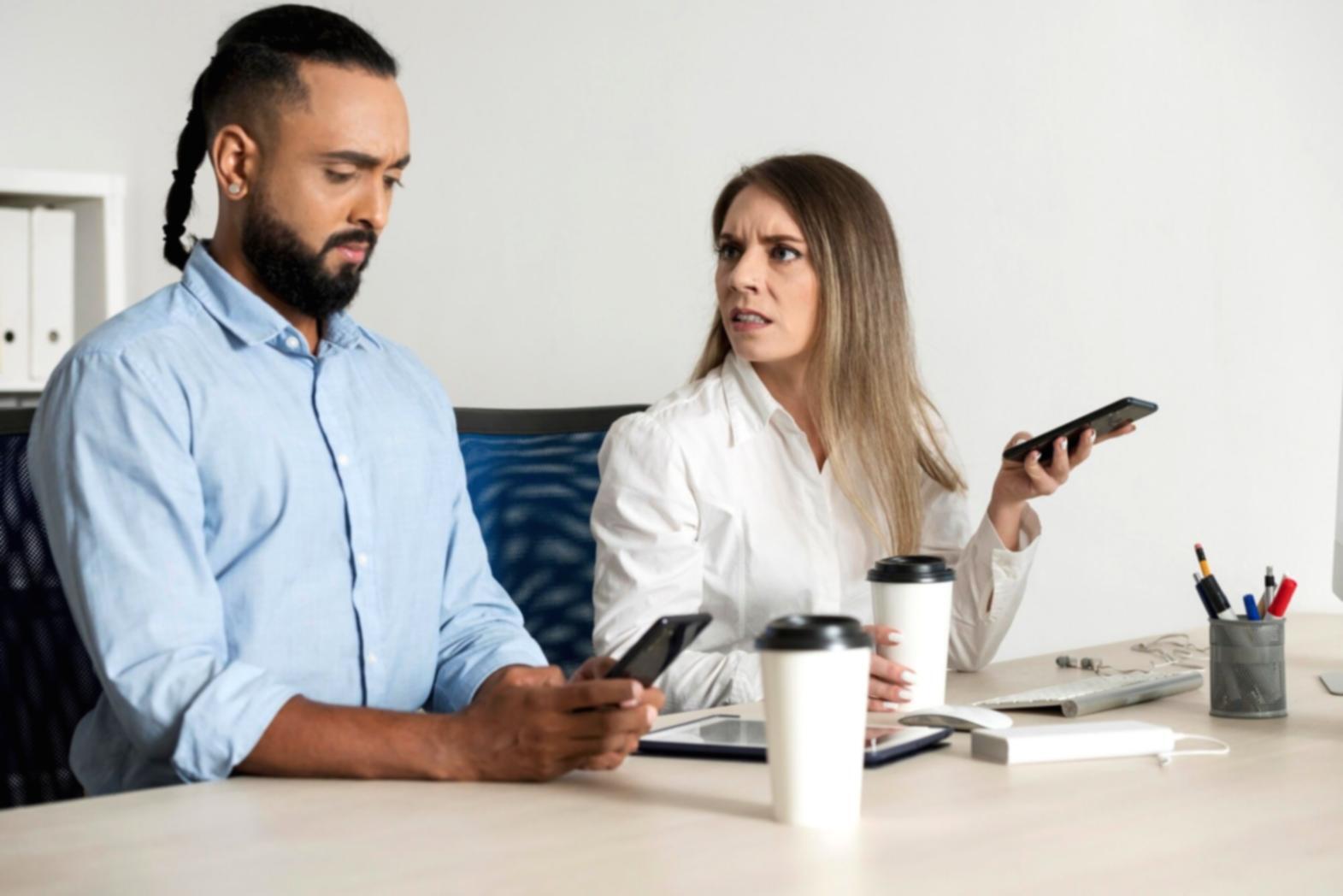 Člověk plánující rodinný rozpočet s kalkulačkou a dokumenty